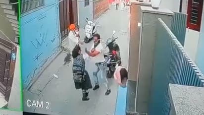 పట్టపగలే గన్ గురి పెట్టి చైన్ స్నాచింగ్ చేసిన దుండగులు.. ఇరుగు పొరుగు చూస్తుండగానే దుశ్చర్య.. (వీడియో)