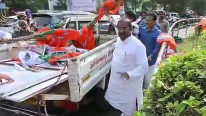 సిరిపురం జంక్షన్లో బీజేపీ జెండాల తొలగింపు.. జీవీఎంసీ సిబ్బందిపై సోము వీర్రాజు ఆగ్రహం