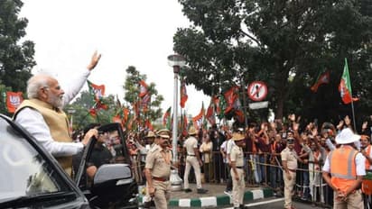 മോദി..മോദിയെന്ന് ആർപ്പുവിളിച്ച് ജനം; പ്രോട്ടോകോൾ ലംഘിച്ച് കാർ നിർത്തി പുറത്തിറങ്ങി പ്രധാനമന്ത്രി -വീഡിയോ