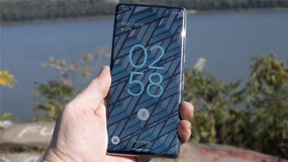 மீண்டும் கூகுளுக்கு தலைவலி கொடுக்கும் பிக்சல் 8! டிஸ்பிளேயில் குறை சொல்லும் பயனர்கள்!