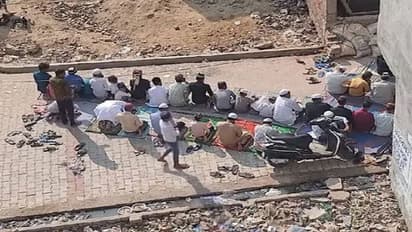 गाजियाबाद में सड़क पर नमाज अदा करने का एक बार वीडियो हुआ वायरल, मस्जिद प्रबंधन ने पुलिस से बताई ये वजह