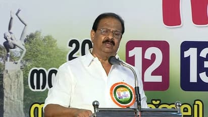 'യജമാനനെ കാണുമ്പോൾ പട്ടി വാലാട്ടുന്നതു പോലെ സിപിഎം നേതാക്കളെ കാണുമ്പോൾ കേരളത്തിലെ പൊലീസ് വാലാട്ടുന്നു'