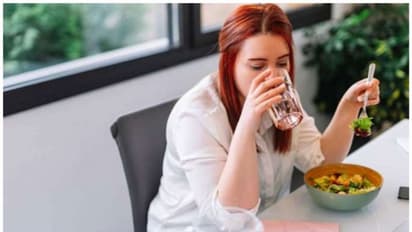 ಊಟದ ಮಧ್ಯೆ ನೀರು ಕುಡಿಯೋದು ಆರೋಗ್ಯದ ಮೇಲೆ ಪರಿಣಾಮ ಬೀರುತ್ತಾ? 