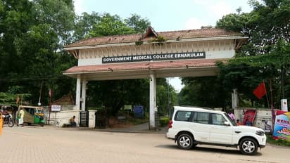 കളമശേരി മെഡിക്കൽ കോളേജിലെ 39 താത്കാലിക ജീവനക്കാരെ സ്ഥിരപ്പെടുത്താൻ സുപ്രീം കോടതി ഉത്തരവ്