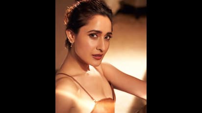 బెడ్ రూమ్ ఫోటో షేర్ చేసి షాక్ ఇచ్చిన బాలయ్య బ్యూటీ... సండే మూడ్ అదే అంటూ క్రేజీ కామెంట్!