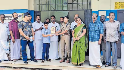 വഴിയില്‍ തടഞ്ഞ് നിര്‍ത്തി അജ്ഞാതന്‍ ലഹരി വസ്തു നല്‍കി; അധ്യാപകരെ വിവരമറിയിച്ച ആറാം ക്ലാസുകാരന് ആദരം