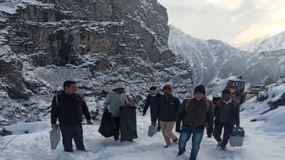 लोकतंत्र मजबूत करने को दुर्गम रास्तों से पोलिंग बूथों पर पहुंची थीं टीमें, कई किमी पैदल चले.. पहाड़ भी चढ़े 