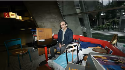 നാടും വീടും ഇല്ലാതായി, 18 വർഷം ജീവിച്ചത് എയർപോർട്ടിൽ, ഒടുവിൽ അതേ എയർപോർട്ടിൽ മരണവും