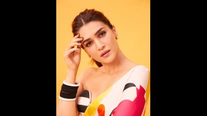 ಬಾಲಿವುಡ್ ಸೀರೆ ಸಂಸ್ಕೃತಿ ಹಾಳು ಮಾಡ್ತಿದೆ; ಸೀರೆಗೆ ಬಿಕಿನಿ ಬ್ಲೌಸ್ ಧರಿಸಿದ ಕೃತಿ ವಿರುದ್ಧ ನೆಟ್ಟಿಗರ ಆಕ್ರೋಶ 