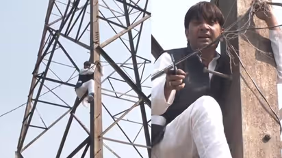 ದಿಲ್ಲಿ ಪಾಲಿಕೆ ಚುನಾವಣೆಗೆ ಟಿಕೆಟ್ ನೀಡದ್ದಕ್ಕೆ ಟವರ್ ಏರಿದ ಆಪ್ ಮುಖಂಡ..!