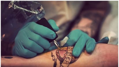 10 ವರ್ಷದ ಕಂದನ ಕೈಗೆ ಟ್ಯಾಟೂ... ಅಮ್ಮ ಹಾಗೂ ಟ್ಯಾಟೂ ಕಲಾವಿದ ಅಂದರ್