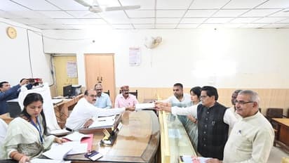 मैनपुरी उपचुनाव: SP प्रत्याशी डिंपल यादव ने दाखिल किया नामांकन पत्र, पार्टी के कई नेता रहे मौजूद