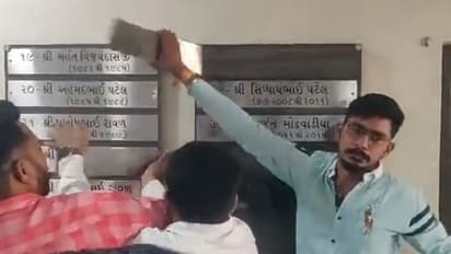 സ്വന്തം പാര്ട്ടി ഓഫീസ് തകര്ത്ത് കോണ്ഗ്രസ് പ്രവര്ത്തകര്, കാരണം!