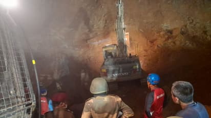 गहरा खोदने से बिगड़ गया पहाड़ा का बैलेंस, सिर्फ एक व्यक्ति की जान बचाकर भाग सका, देखिए मिजोरम हादसे की PICS