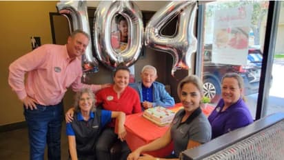 20 വര്ഷമായി സ്ഥിരമായി വരുന്ന 104-കാരന്റെ പിറന്നാള് ആഘോഷിച്ച് റെസ്റ്റോറന്റ്