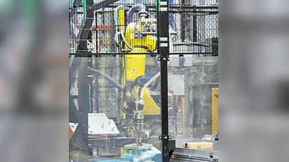 ആമസോണിൽ ജീവനക്കാരായ റോബോട്ടുകൾ