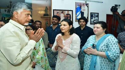 టాలీవుడ్ జేమ్స్ బాండ్: హీరో కృష్ణ పార్థీవ దేహనికి నివాళుర్పించిన చంద్రబాబు