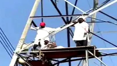 मुआवजे की मांग को लेकर हाई टेंशन टावर पर चढ़े किसान, कहा- मांगे पूरी होने तक नहीं उतरेंगे