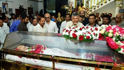 కృష్ణ పార్థీవదేహానికి చంద్రబాబు, పవన్ నివాళి... మహేష్ బాబుకు ఓదార్పు (ఫోటోలు) 