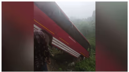 പത്തനംതിട്ടയില് ബസ് താഴ്ചയിലേക്ക് മറിഞ്ഞ് 10 പേര്ക്ക് പരിക്ക്