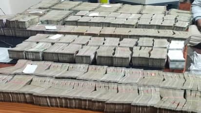 लग्जरी कार को पुलिस ने रोका तो नजारा देख उड़े होश, अंदर कचरे की तरह बोरियों में भरे थे नोट