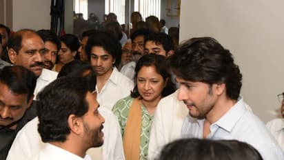 సూపర్ స్టార్ కృష్ణ పార్థీవదేహానికి సీఎం జగన్ నివాళి... (Photos) 