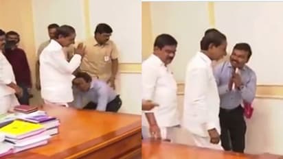 కేసీఆర్ కాళ్లు మొక్కిన డీహెచ్ శ్రీనివాసరావు.. టీఆర్ఎస్ టికెట్ కోసమేనన్న మాజీ ఐఏఎస్..