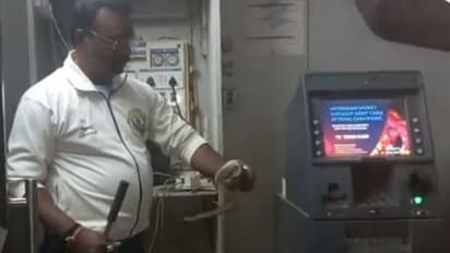 ஏடிஎம் இயந்திரத்தில் பாம்பு… பணம் எடுக்க வந்த இளைஞர்கள் அதிர்ச்சி… வைரலாகும் வீடியோ!!