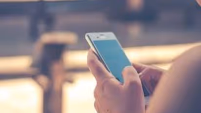 65 കാരനെ രാത്രി 11 മണിക്ക് വീട്ടിലേക്ക് വിളിച്ചുവരുത്തി, ഹണി ട്രാപ്പിൽ കുടുക്കി; 2 ലക്ഷം തട്ടിയെന്ന് പരാതി