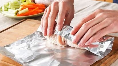 അലൂമിനിയം ഫോയിലില് ഭക്ഷണം പൊതിയുന്നത് അപകടമാണോ?