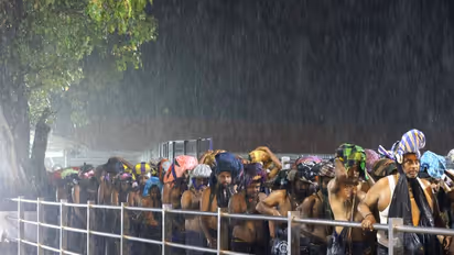 ശബരിമലയിൽ കനത്ത തിരക്ക്: നിലയ്ക്കലിലെ പാർക്കിംഗ് ഗ്രൗണ്ട് നിറഞ്ഞു, വാഹനങ്ങൾ നിയന്ത്രിച്ച് കടത്തി വിടുന്നു