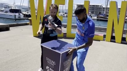 India vs New Zealand: मैच से पहले ही ट्रॉफी लेकर क्यों भागने लगे केन विलिम्सन, देखें यह मजेदार वीडियो