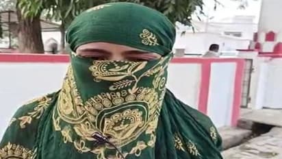 पत्नी को गंदी फिल्में दिखाकर जानवर की तरह टॉर्चर करता है पति, सास बोली- जो बेटा कह रहा वो कर