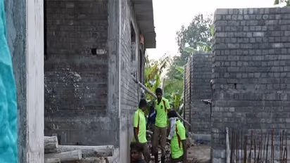 கரூரில் விஷவாயு தாக்கி 3 பேர் உயிரிழந்த விவகாரம்… மேலும் ஒருவரது சடலம் மீட்கப்பட்டதால் அதிர்ச்சி!!