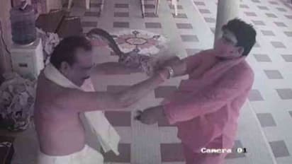 ಪೂಜಾರಿ ವೇಷದಲ್ಲಿ ಬಂದು ಕತ್ತಿಯಿಂದ ದಾಳಿ ನಡೆಸಿದ ದುಷ್ಕರ್ಮಿ