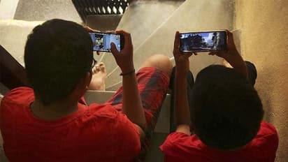 महाराष्ट्र: यवतमाल के बंसी गांव में लिया गया अनोखा फैसला, 18 साल से कम उम्र वालों के लिए बैन किया मोबाइल फोन