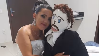 പാവ ഭര്ത്താവ് ചതിച്ചു, മറ്റൊരു സ്ത്രീയുമായി ബന്ധം; വേര്പിരിയാനൊരുങ്ങി യുവതി