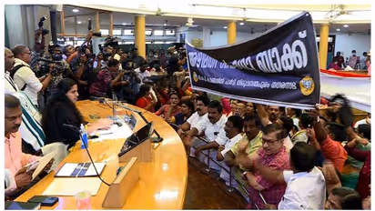 മേയര്ക്ക് നേരെ ഗോ ബാക്ക് വിളി, കരിങ്കൊടിയും ബാനറും, തിരുവനന്തപുരം നഗരസഭയില് പ്രതിപക്ഷ പ്രതിഷേധം