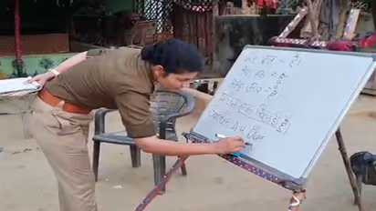 बुलंदशहर में पुलिस वाली मैडम की पाठशाला, सड़क किनारे कुछ यूं पढ़ा रही गरीब बच्चों को