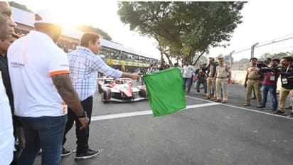 ఇండియన్ రేసింగ్ లీగ్ను ప్రారంభించిన మంత్రి కేటీఆర్.. హుస్సేన్సాగర్ తీరంలో రేసింగ్ కార్ల పరుగులు..