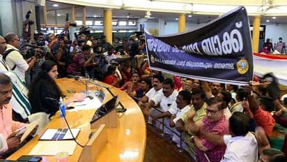 തിരുവനന്തപുരം മേയർക്ക് എതിരായ പ്രതിഷേധം തടയണമെന്ന നഗരസഭാ ഡെപ്യൂട്ടി മേയറുടെ ഹർജി കോടതി തള്ളി