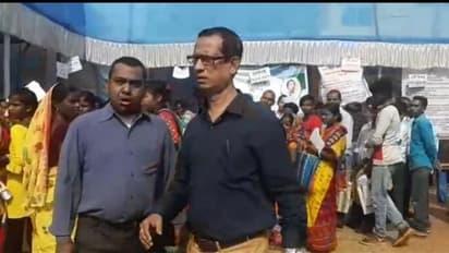 റേഷൻ കാർഡിൽ പേര് ദത്ത മാറി കുത്തയായി, നായ്ക്കളെപ്പോലെ കുരച്ചും കരഞ്ഞും യുവാവിന്റെ പ്രതിഷേധം - വീഡിയോ