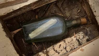 ജോലിക്കിടെ പ്ലംബർ കണ്ടെത്തിയത് വിസ്കിയുടെ കുപ്പിയിൽ അടച്ചുവച്ച 135 വർഷം പഴക്കമുള്ള ഒരു സന്ദേശം
