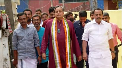 'ചുവപ്പ് കാര്‍ഡ് തരാന്‍ അംപയര്‍ ഇറങ്ങിയിട്ടില്ല,എല്ലാ കളികളിലും സെന്‍റര്‍ ഫോര്‍വേഡായാണ് കളിക്കുന്നത്'; തരൂര്‍