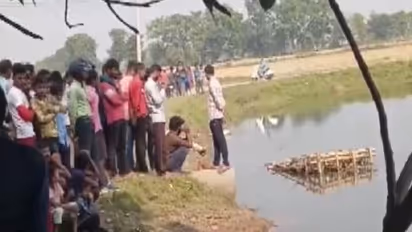 देवरिया: पति से तकरार के बाद 5 साल की बेटी को घर से लेकर निकल गई मां, तालाब में उतराता शव देख परिजन रह गए दंग