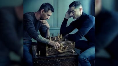 ஃபிஃபா உலக கோப்பை: ஒரே ஃப்ரேமில் மெஸ்ஸி - ரொனால்டோ.. நூற்றாண்டின் சிறந்த ஃபோட்டோ என கொண்டாடும் ரசிகர்கள்