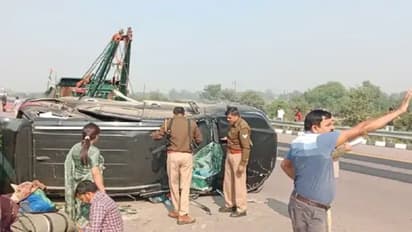 डिंपल के प्रचार के लिए मैनपुरी जा रही सपा विधायक पूजा पाल हुईं हादसे का शिकार, क्रेन की मदद से हटवाई गई गाड़ी