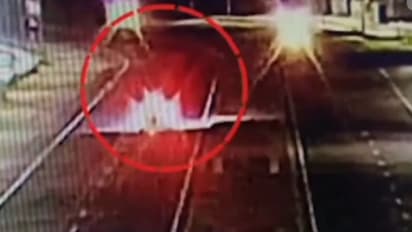 खतरनाक एक्सीडेंट: 120 KM की स्पीड से आई कार ने 2 युवकों को 10 फीट हवा में उछाला, दोनों की मौत