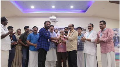 എം മുകുന്ദന് ‘പ്രവാസ മുദ്ര’ പുരസ്കാരം സമ്മാനിച്ചു