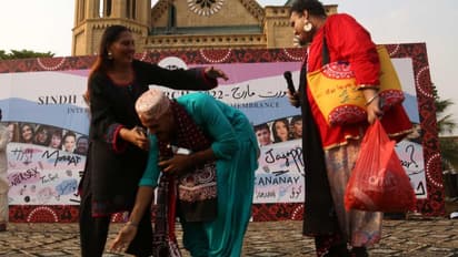  जब पाकिस्तान के पूर्व PM के बेटे और दिग्गज नेता को ट्रांसजेंडर के पांव छूने पड़ गए, जानिए ये माजरा क्या है?